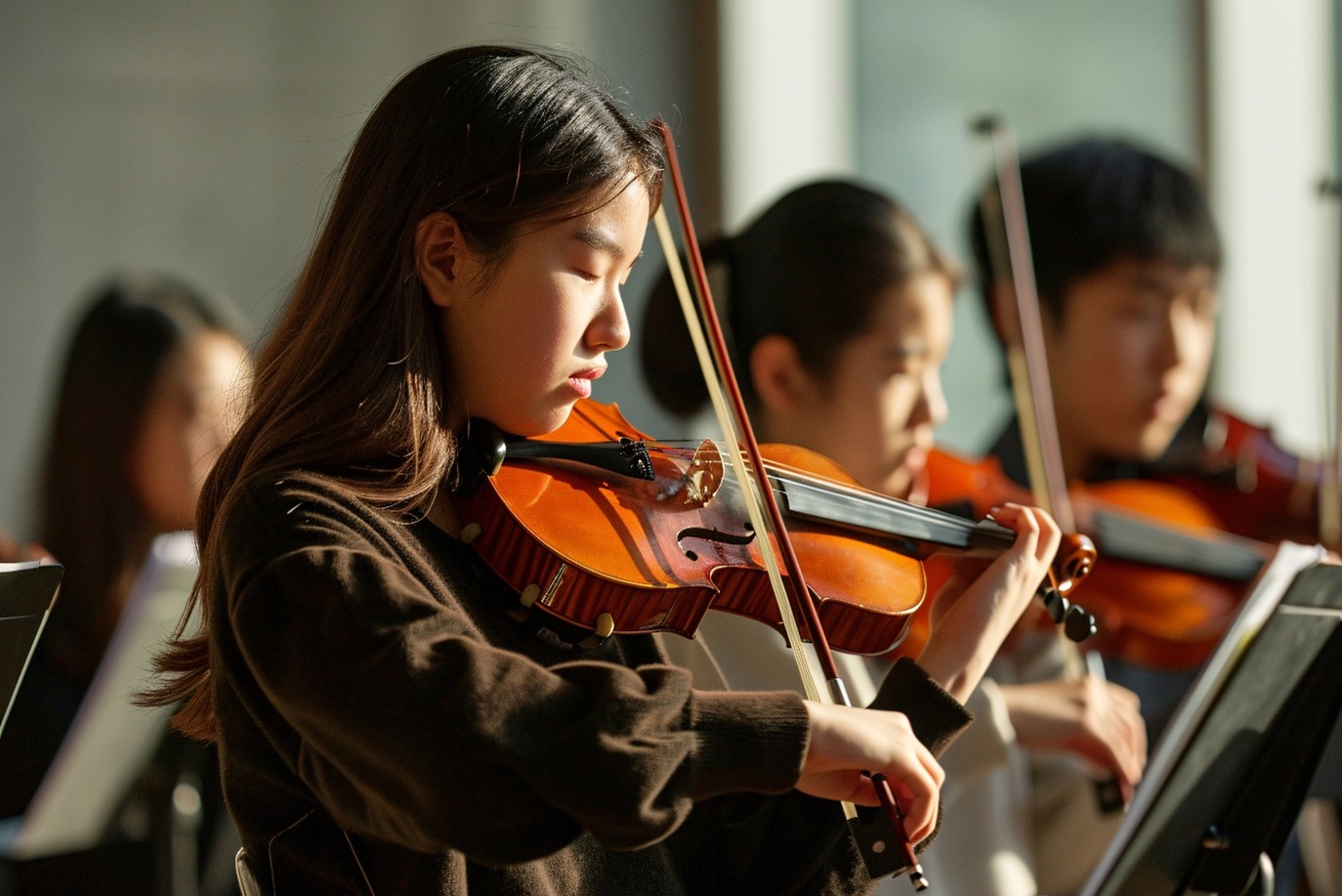 phatthana-than-sangkom-rian-dontree-dek พัฒนาการทางด้านสังคม: ภาพ เรียนดนตรีเด็ก เป็นกลุ่ม เน้นความร่วมมือในกิจกรรม