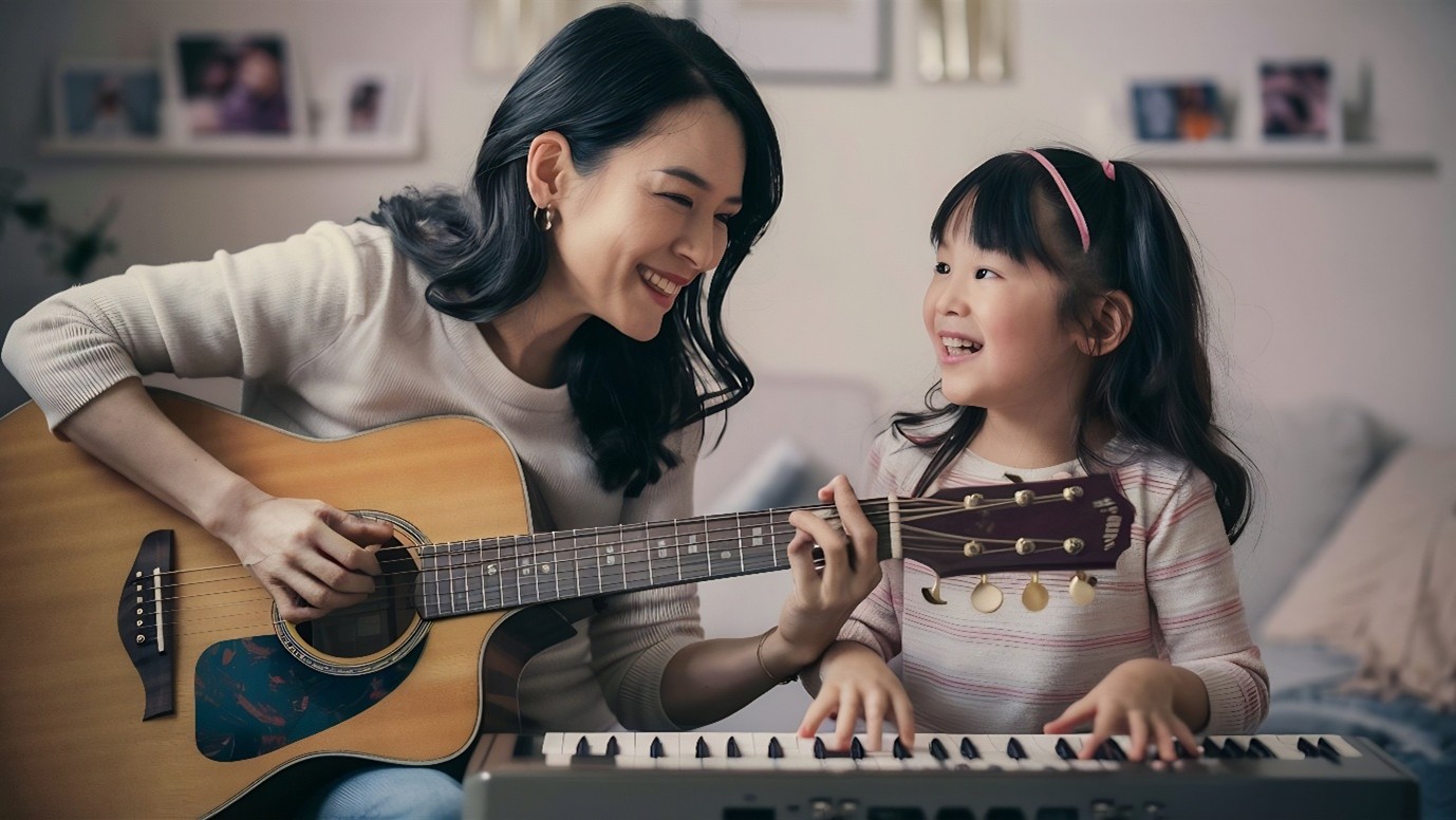 prayote-dontree-tob-dek-khrobkhrua ประโยชน์ของดนตรีต่อเด็ก: ภาพแม่กำลังสอนลูก เรียนดนตรีเด็ก (กีตาร์และคีย์บอร์ด) เสริมสร้าง พัฒนาการทางสมองเด็ก และความผูกพันในครอบครัว